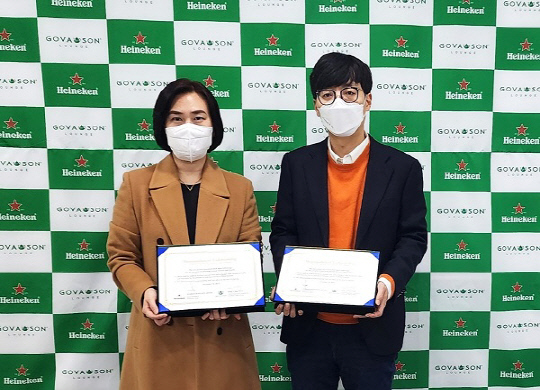 장채빈(왼쪽) 고바슨커피 대표와 박용수 하이네켄 상무가 전략적 파트너십 강화를 위한 MOU를 체결하고 기념촬영을 하고 있다.    [고바슨 제공]